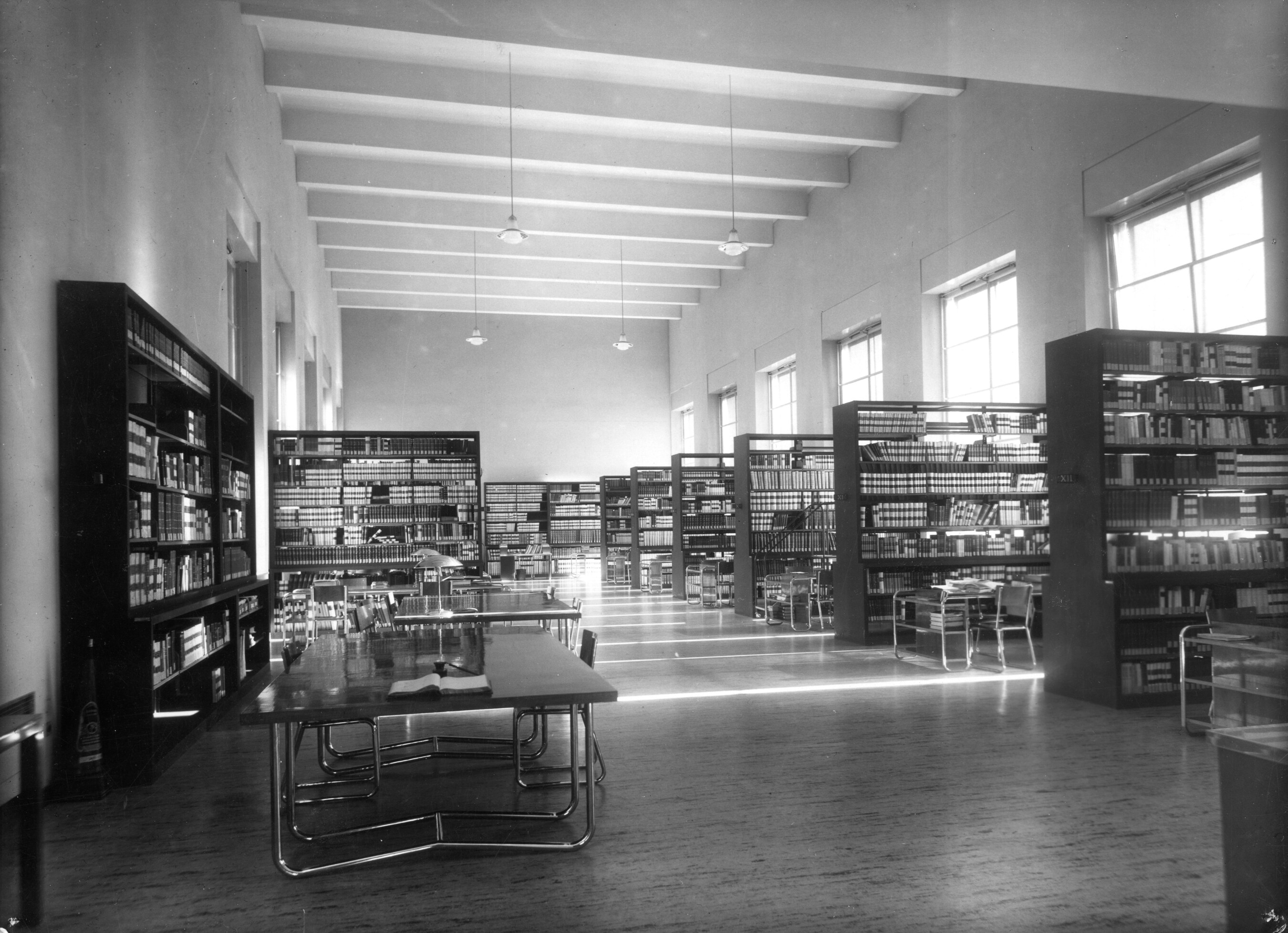 Interni della Biblioteca negli anni '30 del secolo scorso